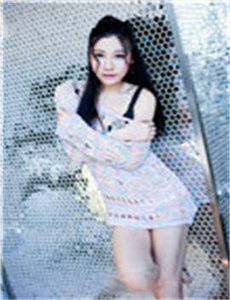 《搞笑一家人韩国版百度影音-美国女子趴着打屁股打红》